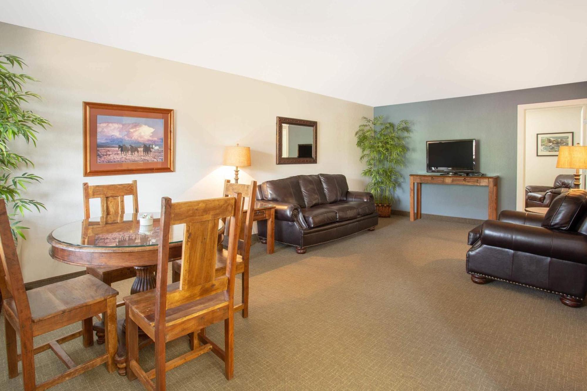 Travelodge By Wyndham Gardiner Yellowstone Park North Entr Esterno foto